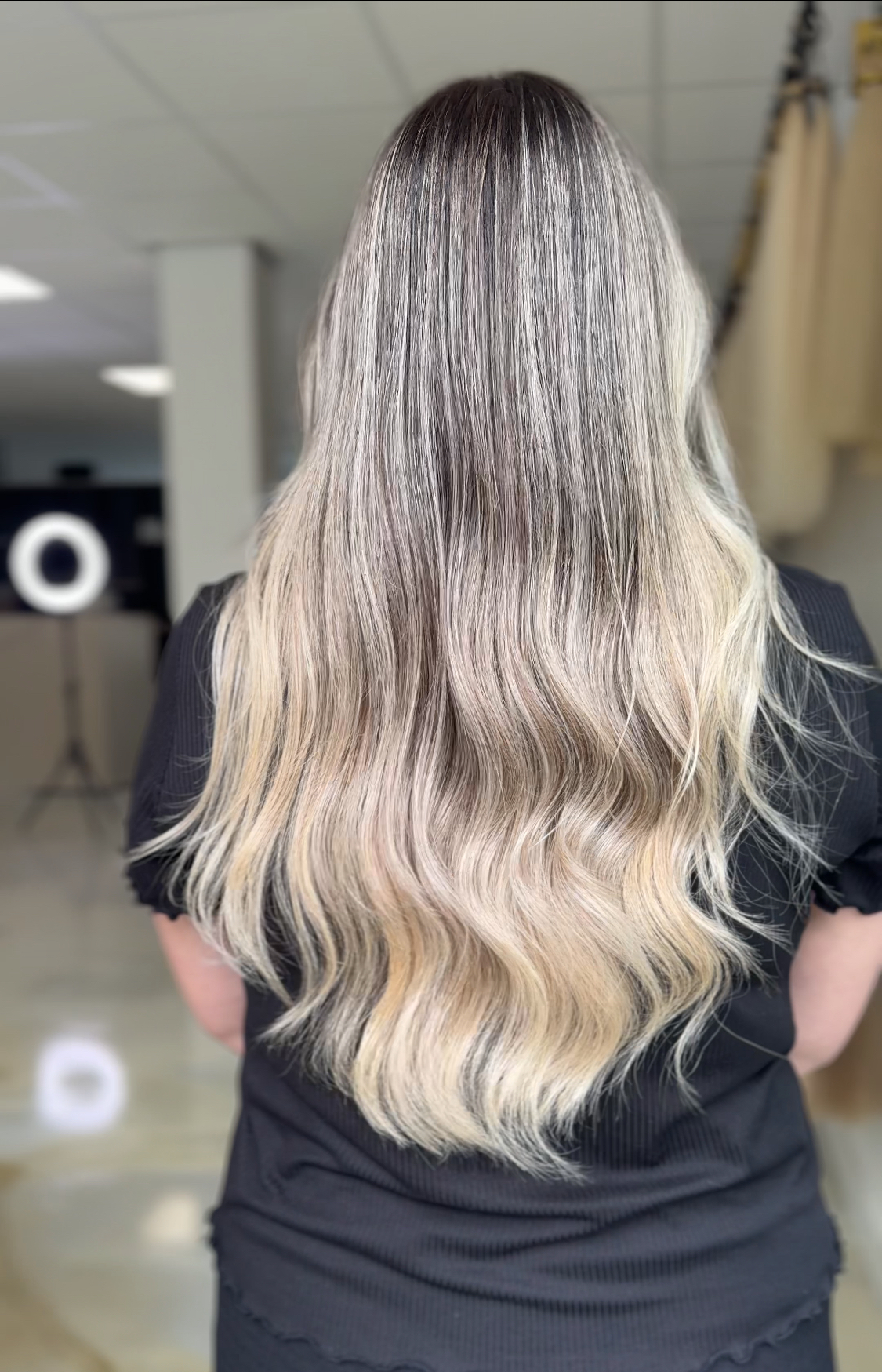 Lange asblonde balayage van achteren, in de salon